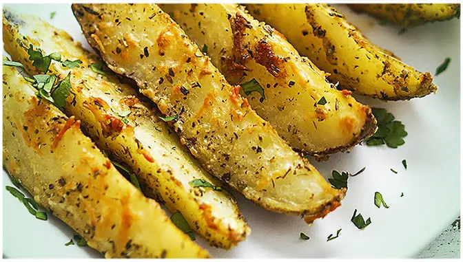 KNUSPRIGE KNOBLAUCH-KARTOFFELN MIT SCHNELLER ZUBEREITUNG